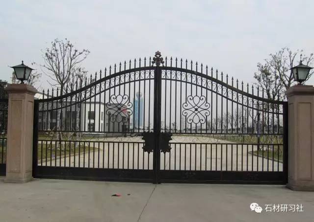 别墅围墙大门,选用石材柱子华丽又大气