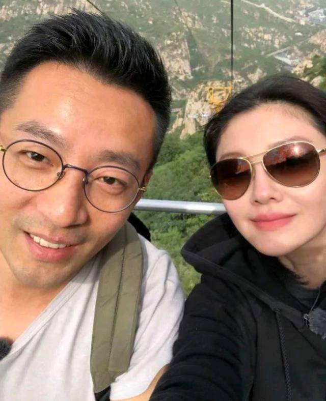 大s发和老公合照,皮肤被狂赞,可看完女星吃的补品价格