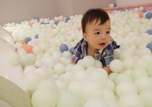 吴雅婷晒一家四口亲子时光,疑否认老公王栎鑫带女儿参加爸爸去哪