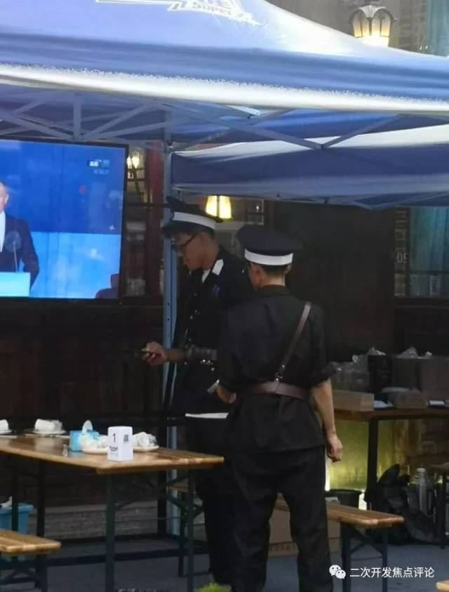 金鹰花园底商"东口码头"餐厅门口服务生着汪伪时期警察服在招揽客人