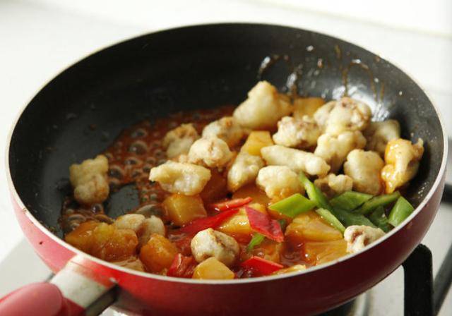 菠萝古老肉正宗的做法,肉块一定要这样炸,做出