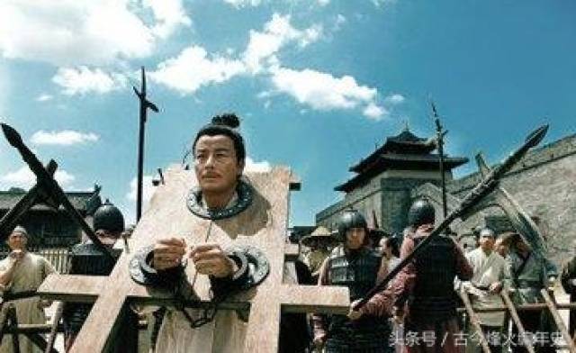 死囚斩首示众, 临死前说了8个字, 侩子手扔下大刀, 跪下磕头!