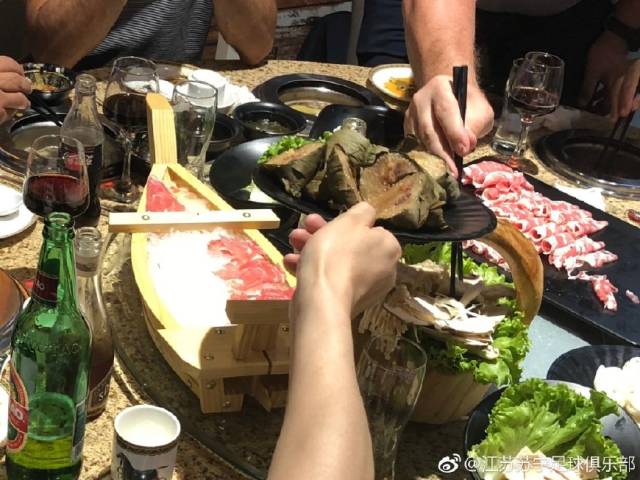 训练期间吃火锅喝啤酒?这支国足劲旅饮食引争议