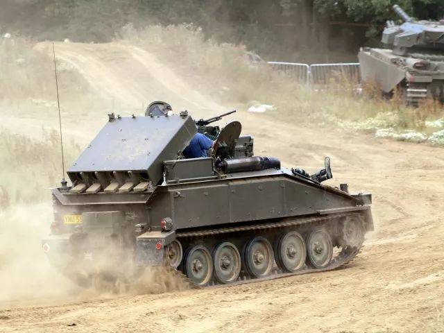 这是一辆1977年制造的履带式装甲车,型号是alvis striker fv102,上面