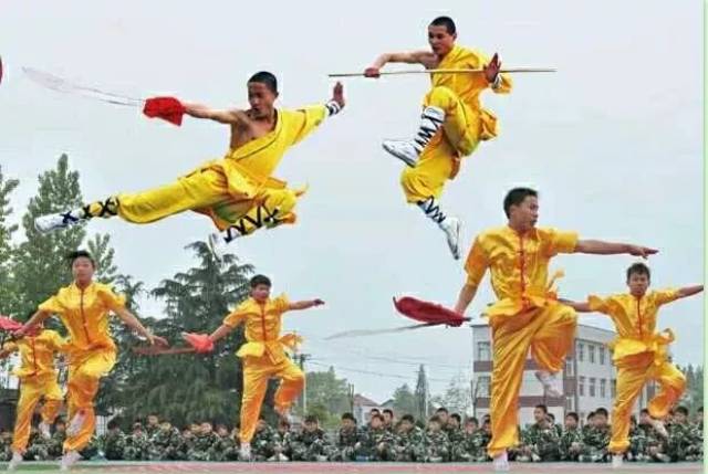 学生表演中华武术的精彩瞬间