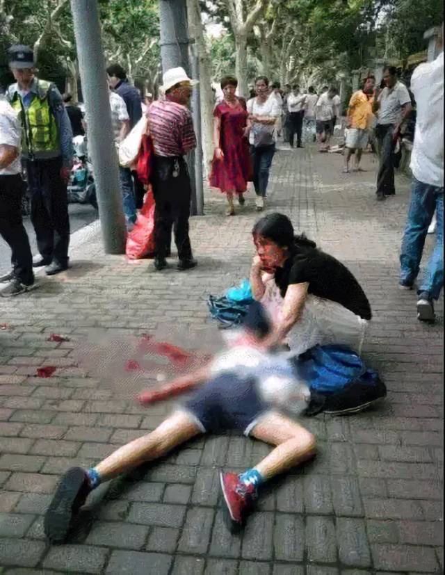 上海一男子在小学门口持刀砍人,已致2名儿童死亡