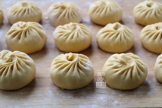 农村老妈做面食有秘诀,不用酵母不用二发,冷了也软和