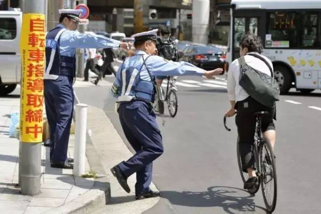 不知道什么叫文明执法?看看日本警察执法你就明白了