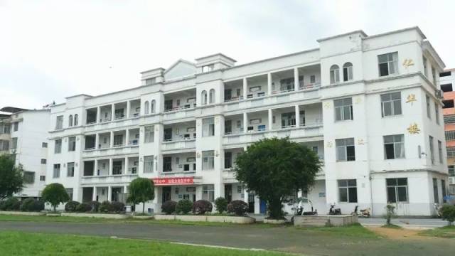 学生公寓▲ 硕果累累  近年来,宜丰县实验中学对口高考成绩喜人,从
