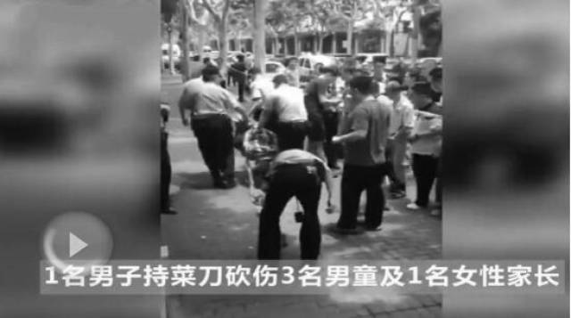 男子持菜刀砍死2名男童,嫌疑人当场抓获,大快人心!
