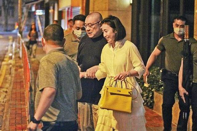 香港女首富甘比和老公刘銮雄恩爱出行,网友称甘比越来越有气质了