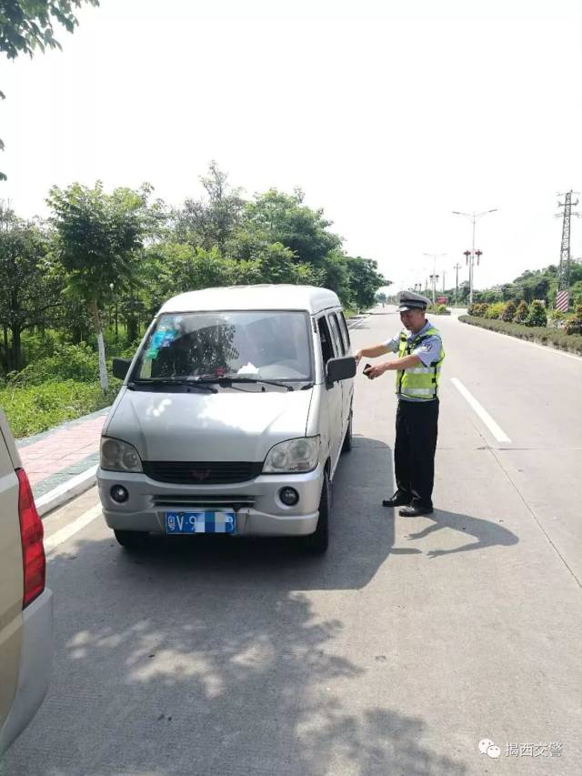 揭西交警顶烈日开展农村面包车 交通安全专项治理统一行动