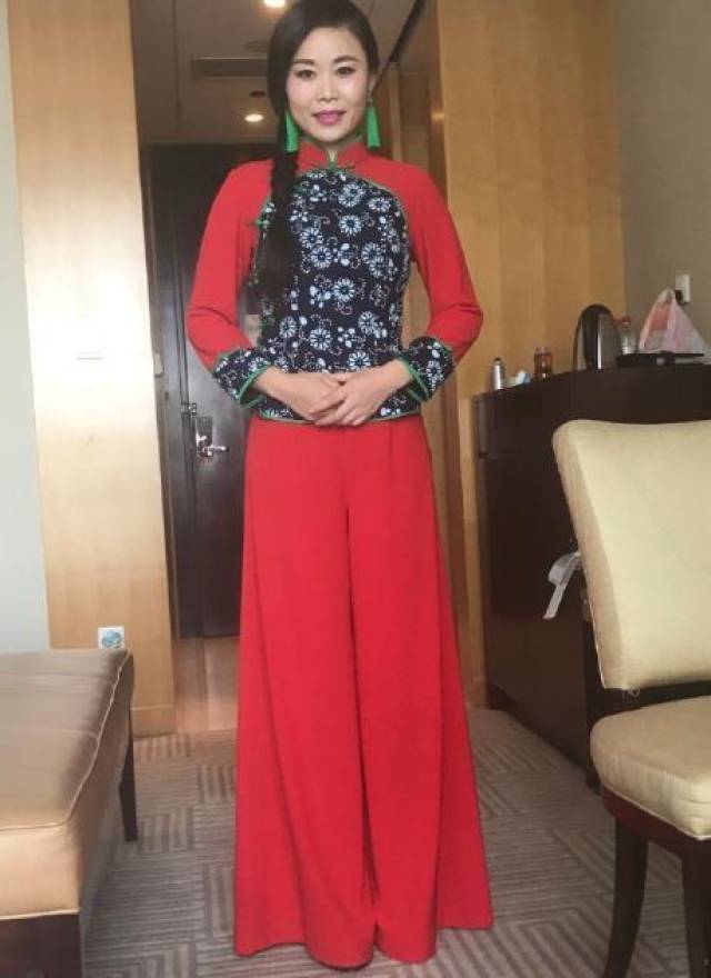 草帽姐近照,乡村农妇成功逆袭打扮像女神,奢侈生活堪比李湘