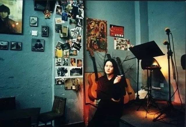 1997年唐蕾在小酒馆玉林店.