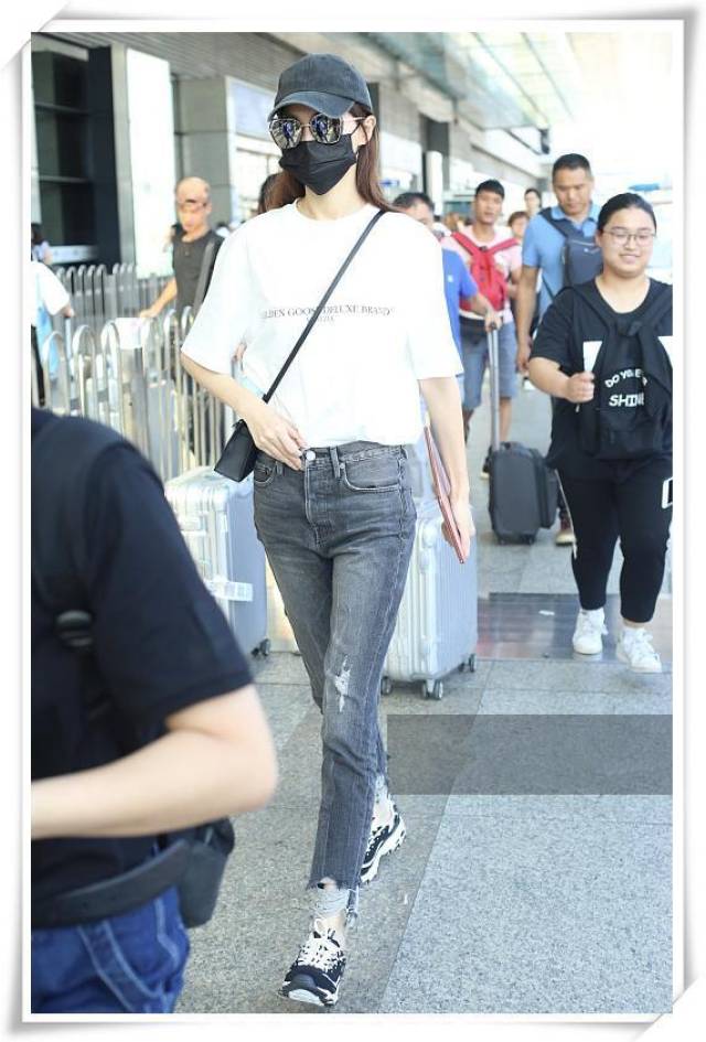 当88斤唐嫣穿上紧身牛仔裤,网友直呼:辣眼睛!还是换回