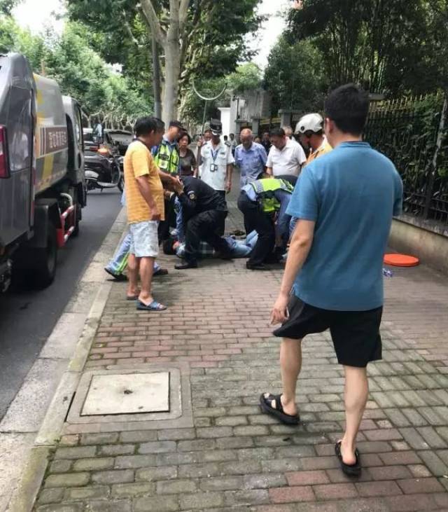 上海一男子在小学门口持刀砍人,已致2名儿童死亡!