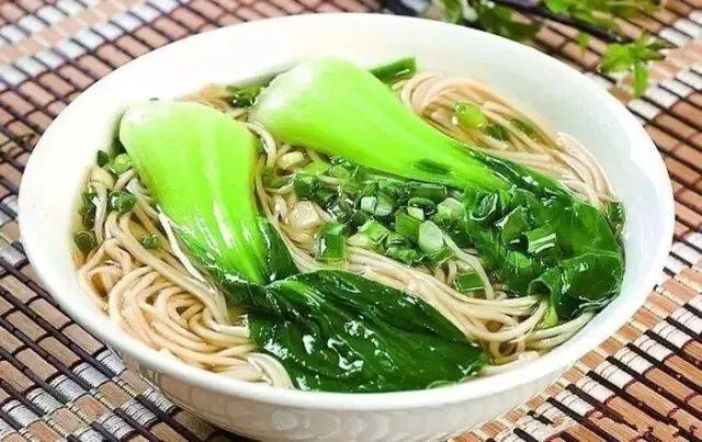 其实就在于放油,面馆的煮面的汤水多含重油,高汤里也含有大量油脂