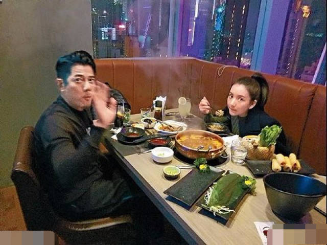 郭富城方媛深夜在便利店买辣条鸡爪,两口子是在看世界
