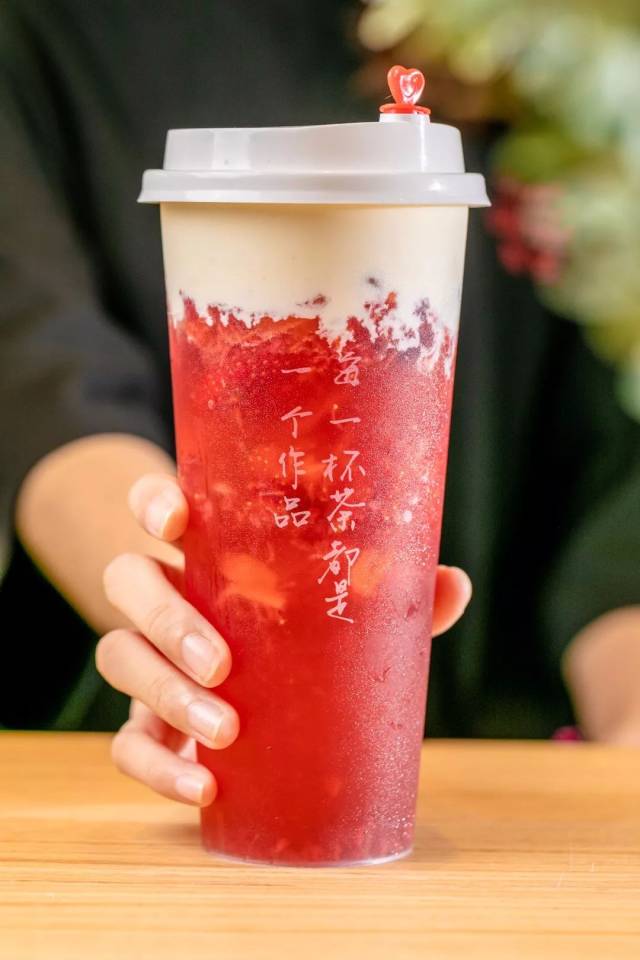茶饮有很多,但这杯新芝莓莓搭简直是升级版,选用新鲜的树莓,草莓,蓝莓