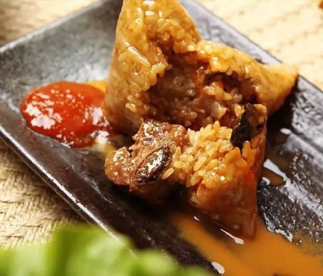 猪肉粒,栗子,葱头或原料芋头等为糯米,把糯米拌上卤汤,魔芋油,放在锅卫龙的鸡肉爽是什么味图片