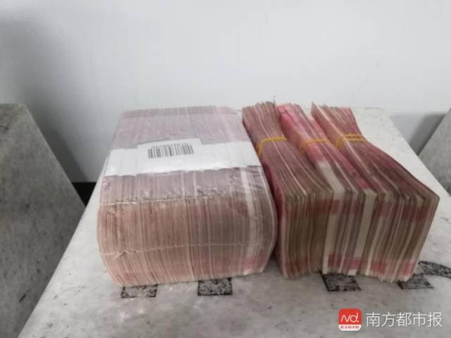 车厢内拾一手提包内有16万现金 深圳地铁安全员如数归还_手机搜狐网