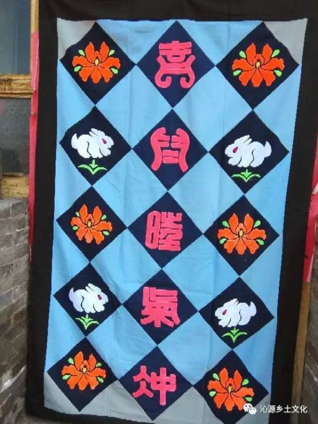 沁源县灵空山镇上兴居村人,以前多年用旧衣服做门帘则,不图挣钱,也是