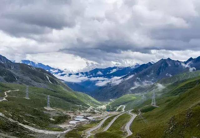 自驾受阻,海拔4298米的折多山突降暴雨,看这款日系轿车如何穿越