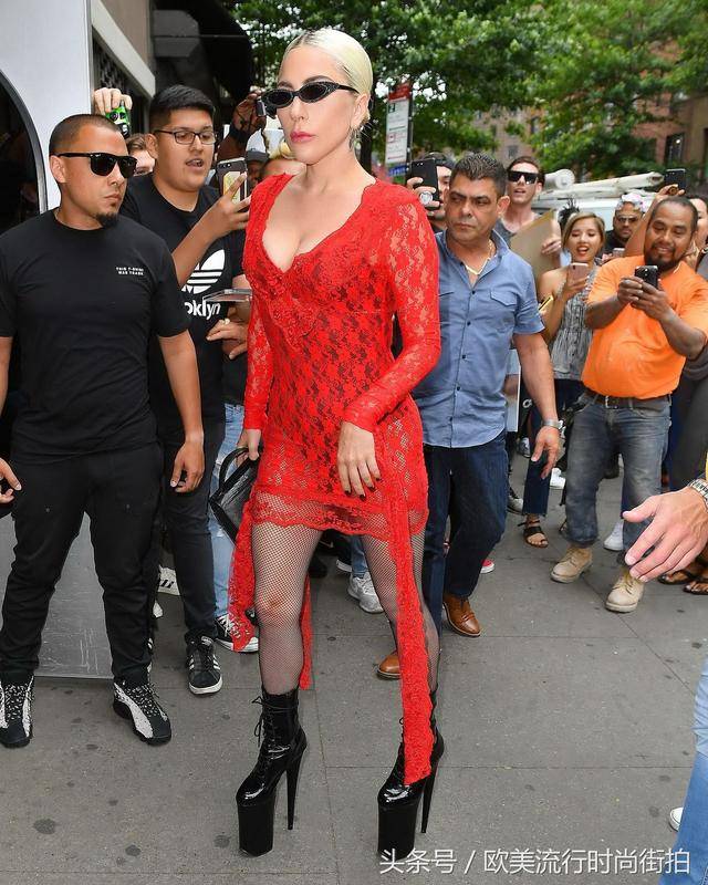 嘎嘎小姐(lady gaga)穿着半透明的红色针织裙在纽约