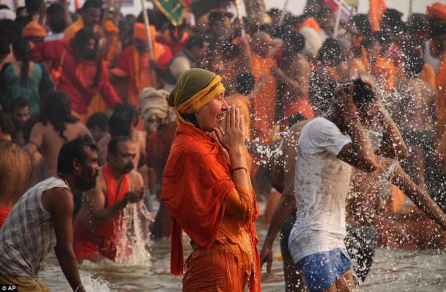 每年到了这个节日,印度人都会一起到恒河洗澡,场面壮观堪比春运