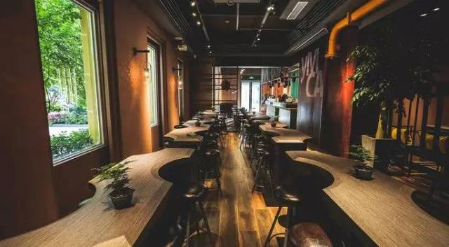 小资君之前路过还以为是个私人画廊或展馆,没想到居然是一家饮品店.