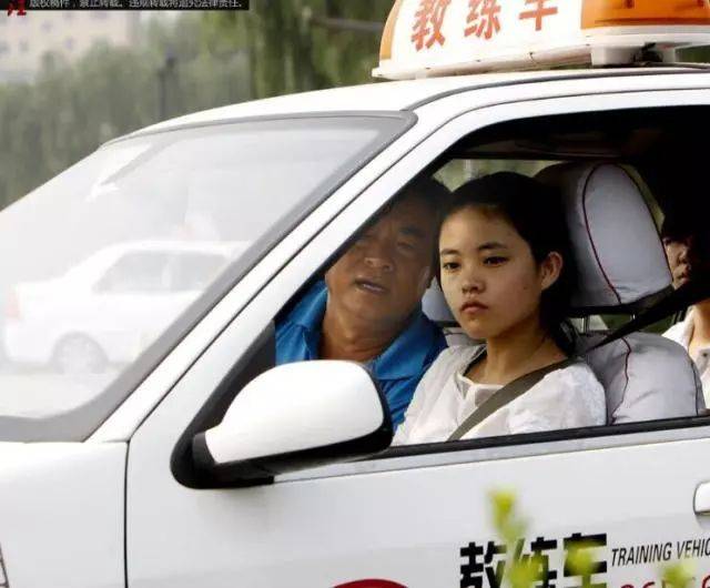 驾校女学员科目三过程中发生追尾 ,责任该谁负?学员:这锅我不背