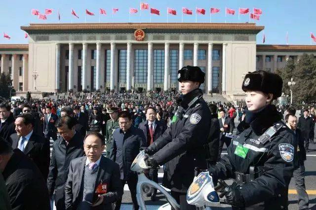全国"两会"期间,民警在人民大会堂前执勤.