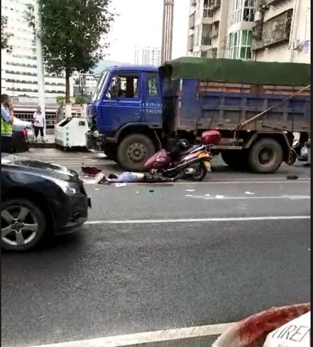 今日早上,巴城二环路发生一起车祸,一摩托车驾驶员被撞身亡