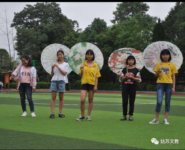 姑胥小学 近日,姑胥小学的毕业生用一组创意的毕业照来纪念他们的小学