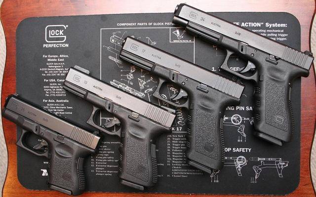 资料图:格洛克17(glock 17)格洛克17(glock 17)和西格绍尔p226(sig