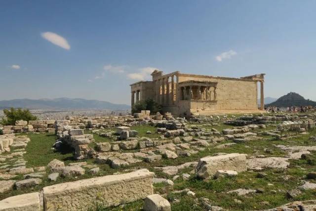 另一面,同时供奉雅典娜与波赛顿的厄瑞克忒翁神殿the erechtheion,因