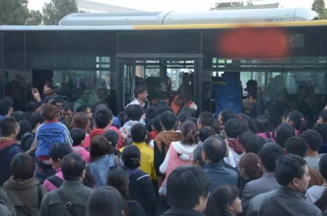 行业 | 这么多年终于知道为什么公交车“可以”超载了!
