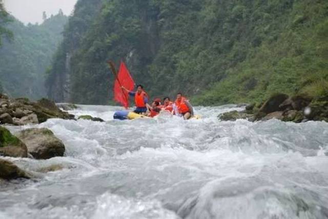 洪渡河漂流位于务川自治县南大门丰乐镇境内,全程约九公里,共计22个