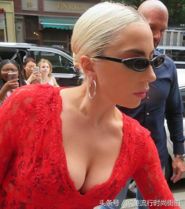 嘎嘎小姐(lady gaga)穿着半透明的红色针织裙在纽约