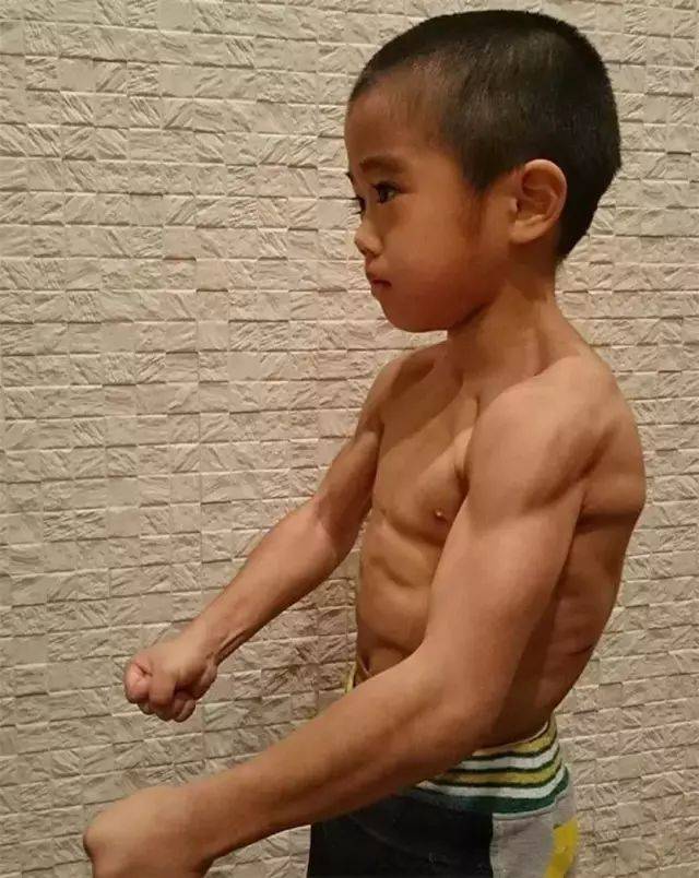 李小龙腹肌_李小龙肌肉训练方法_李小龙肌肉密度-圈子花园图片