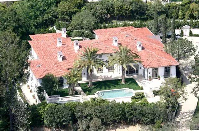 这套意大利风格别墅,位于洛杉矶富人区比弗利山庄和bel air之间