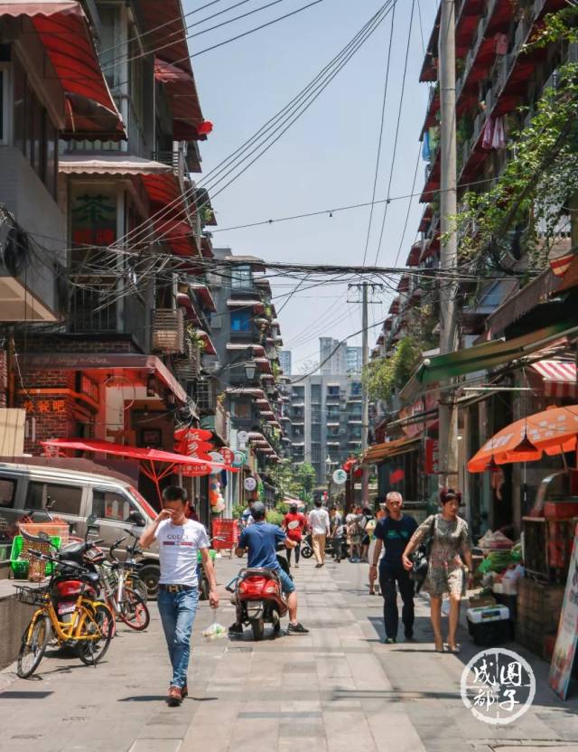 和五世同堂街相连的小巷,叫"五昭路.它的隔壁就是大名