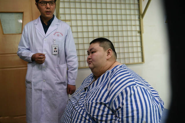 26岁小伙身高169厘米,爱吃肥肉体重达530斤,无奈减肥已甩肉百斤