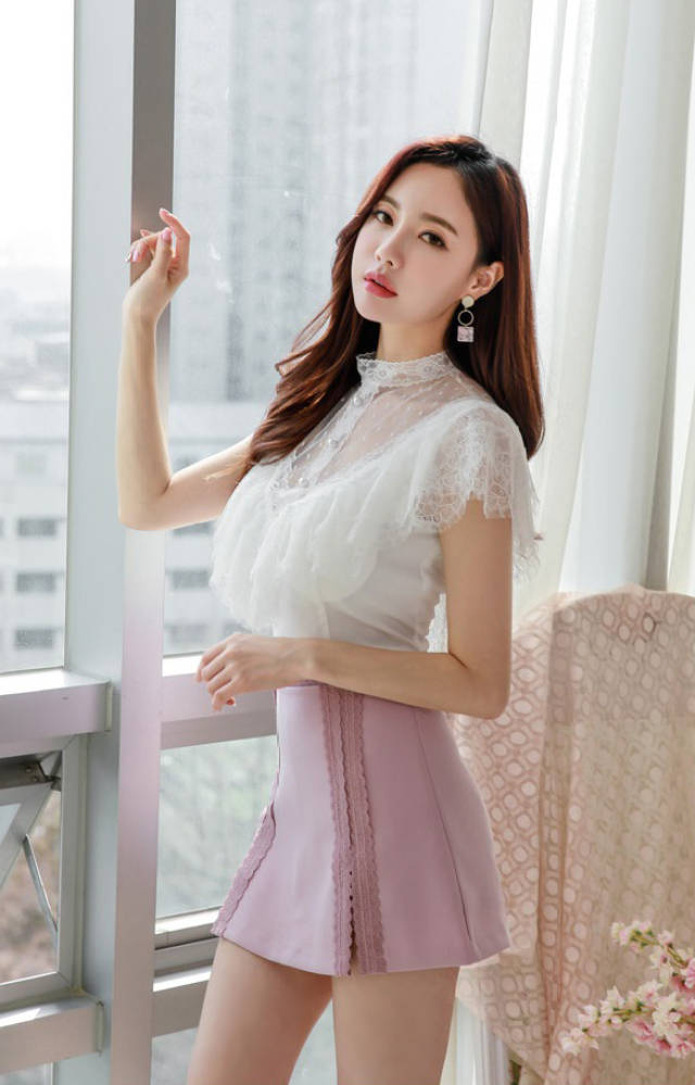 穿粉色短裙的美女, 这大长腿我不信是p出来的