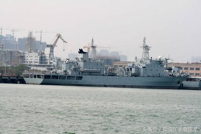 883"阳澄湖"号综合补给舰,属904型(北约称大运级)运输补给舰,1992年3