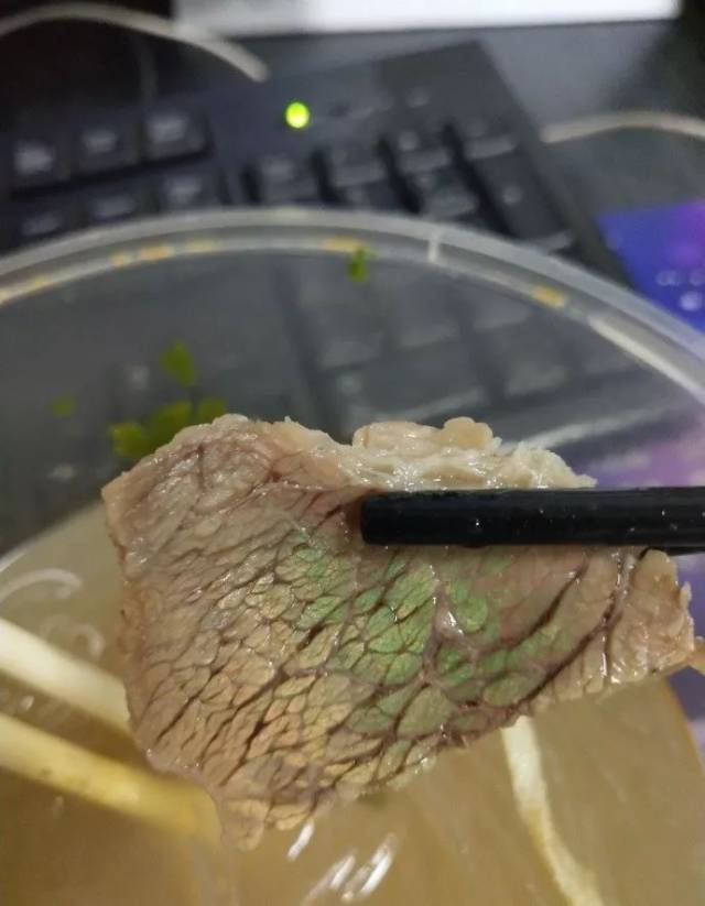 煮熟后的牛肉颜色呈深褐色.