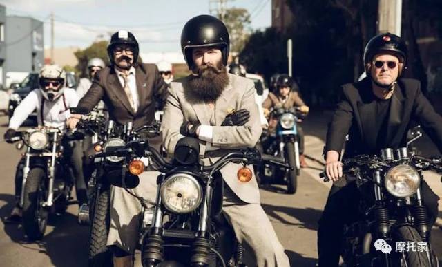 地球上最骚的机车骑士:这 TM 才是刷爆朋友圈的玩法