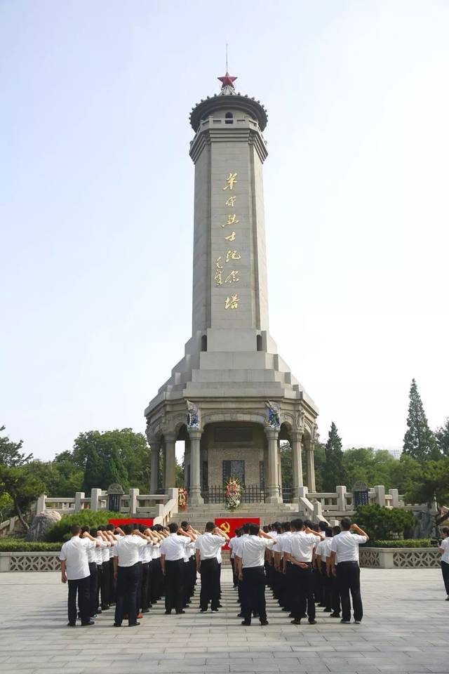 在华东革命烈士陵园,全体党员向革命烈士纪念塔敬献花篮并三鞠躬,共同