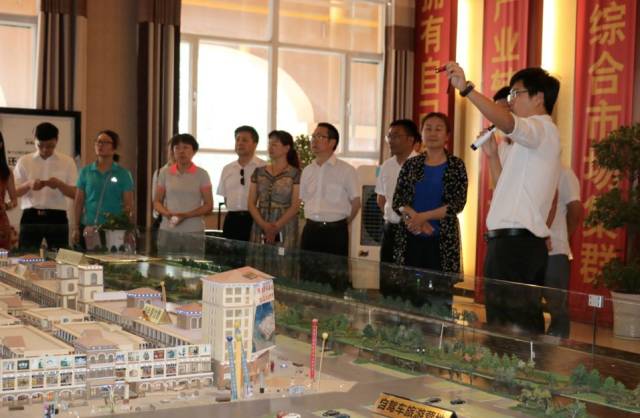 阿克苏地区统计局局长侯玉芳带队到库车浙商世贸中心调研