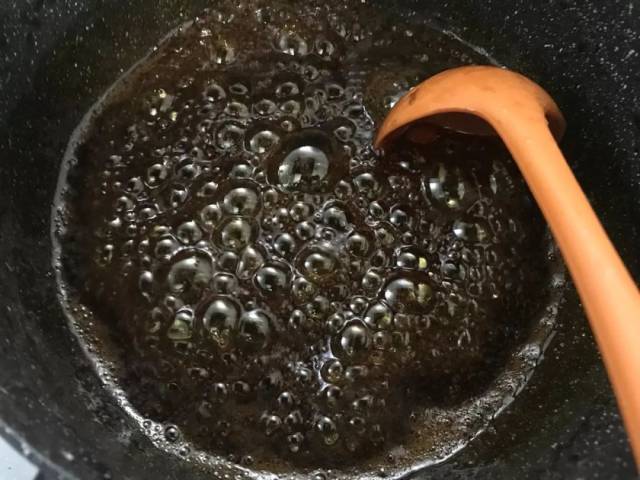 11,熬糖浆,黑糖50克加水100克,中火熬开,再调小火熬.